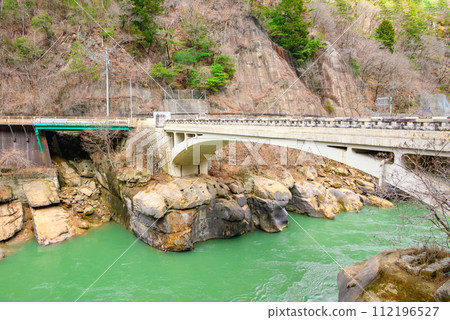 [延青寺橋]建在巨石上的橋[東千熊郡生坂村] 112196527