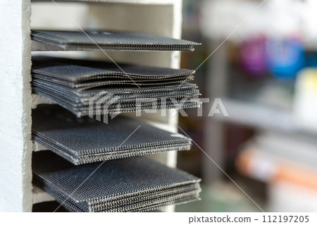 A grinding grid of various grain sizes 112197205