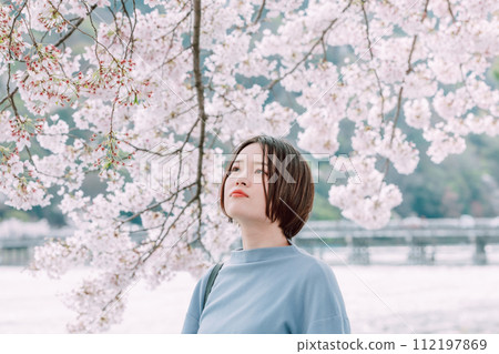 觀光櫻花名勝的女人 112197869
