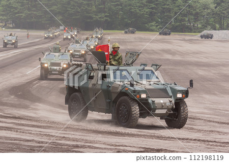 陸上自衛隊輕型裝甲車參加閱兵 112198119