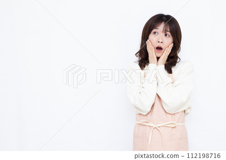 驚訝的家庭主婦 112198716