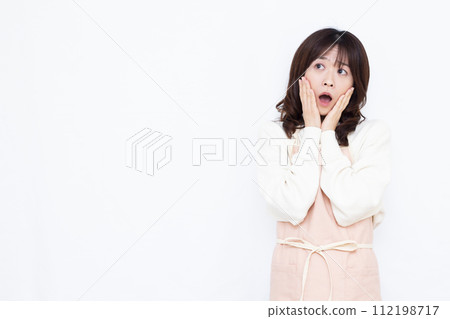 Surprised housewife 112198717
