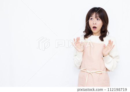 驚訝的家庭主婦 112198719