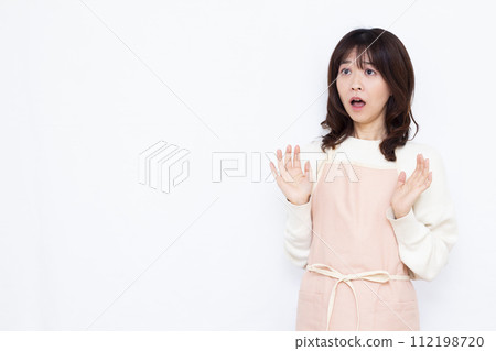 驚訝的家庭主婦 112198720