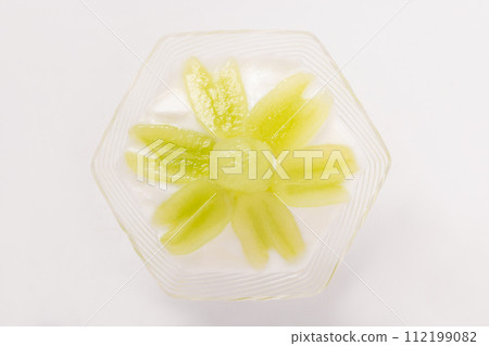 grapes and yogurt 112199082