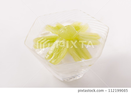 grapes and yogurt 112199085