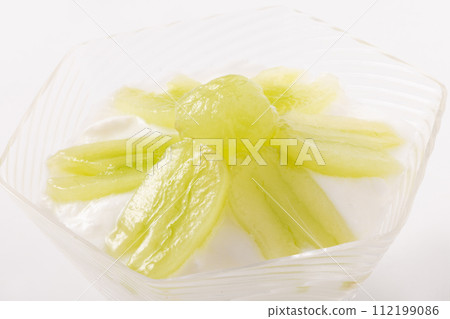 grapes and yogurt 112199086