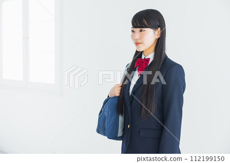 穿制服的高中女生 112199150