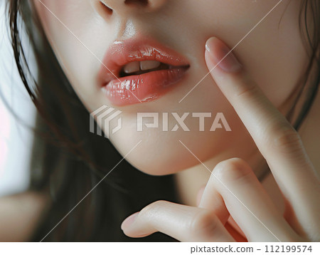 亞洲女性透明嘴唇的特寫照片 112199574