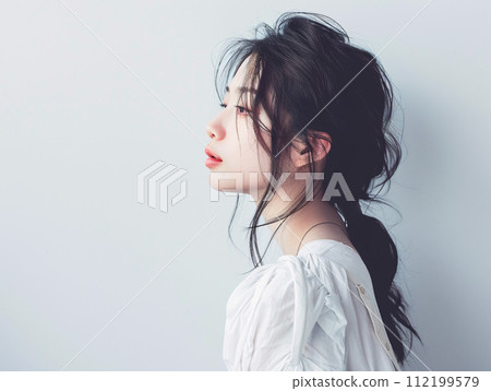 Profile of an Asian woman surrounded by soft light 112199579