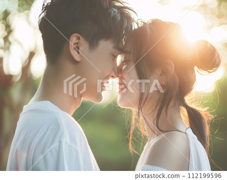 亞洲情侶的溫柔接吻瞬間 亞洲情侶的溫柔接吻瞬間 112199596