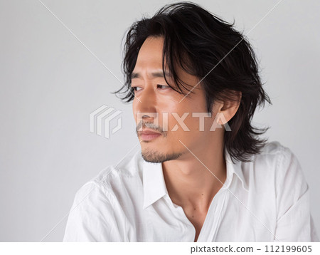 現代亞洲男人的側面肖像 112199605