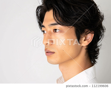 現代亞洲男人的側面肖像 現代亞洲男人的側面肖像 112199606