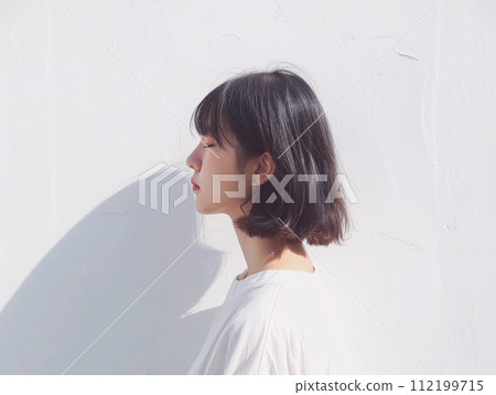 被柔和的光線包圍的亞洲女性的輪廓 112199715