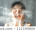 用噴霧滋潤肌膚：亞洲女性的肌膚保養與放鬆時刻 112199800