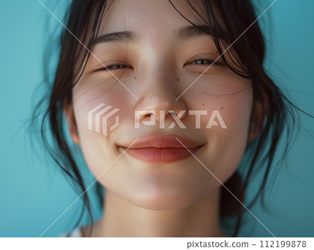一位亞洲女性的自然美景肖像在清新的藍色背景中閃閃發光。 112199878