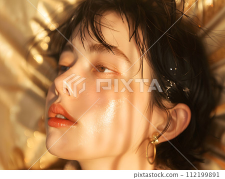 一幅日本女性健康美麗的肖像，在柔和的光線下散發出自然的魅力。 112199891