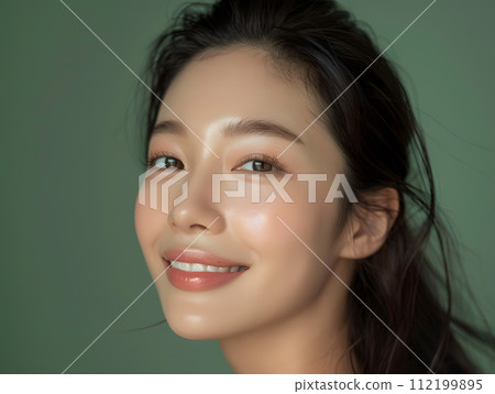 綠色背景凸顯自然光芒的亞洲女性肖像 112199895