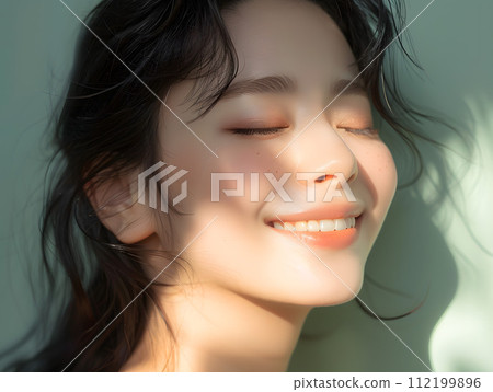 綠色背景凸顯自然光芒的亞洲女性肖像 112199896