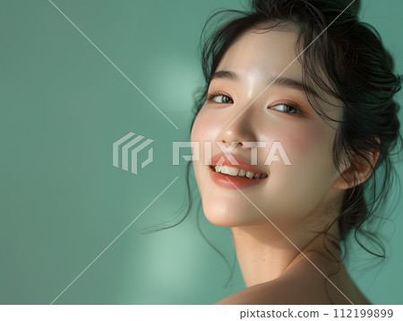 綠色背景凸顯自然光芒的亞洲女性肖像 112199899