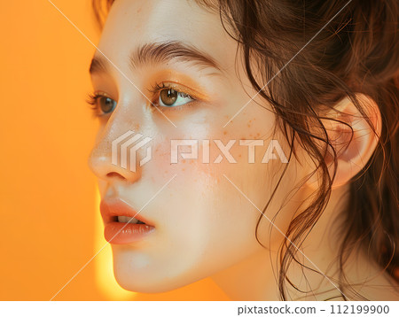 一幅令人耳目一新的日本女性肖像，融入充滿活力的橙色背景 112199900
