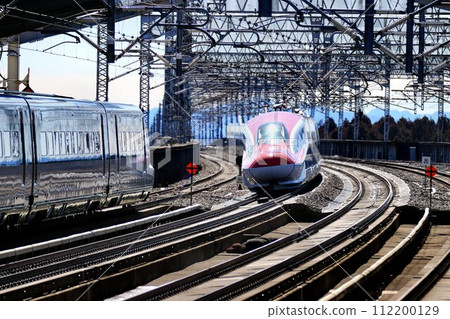 Akita Shinkansen E6 series "Komachi" heading to Akita at Nasushiobara Station Akita Shinkansen E6 series "Komachi" heading to Akita at Nasushiobara Station 112200129
