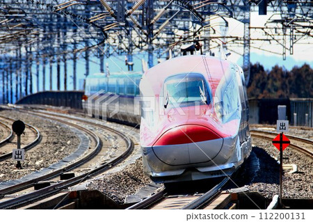 Akita Shinkansen E6 series "Komachi" heading to Akita at Nasushiobara Station Akita Shinkansen E6 series "Komachi" heading to Akita at Nasushiobara Station 112200131