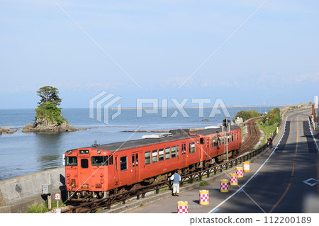 海邊復古之旅：雨晴海岸和紅色列車 112200189