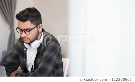 Internet leisure laptop entertainment man home 112200665