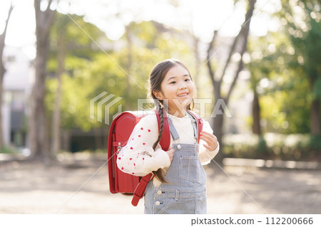 小學生背著書包 112200666