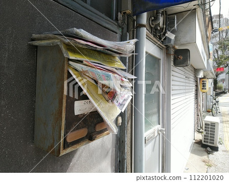 Mailbox overflowing with flyers, house with no occupants 112201020