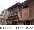 A Japanese house that has fallen into ruin due to aging 112201022