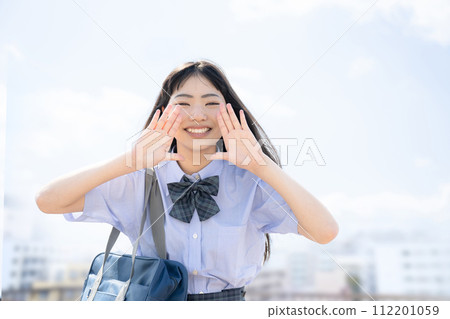 Image of high school girls and girls cheering and cheering, shouting Good luck examinees Image of high school girls and girls cheering and cheering, shouting Good luck examinees 112201059