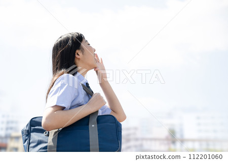 Image of high school girls and girls cheering and cheering, shouting Good luck examinees Image of high school girls and girls cheering and cheering, shouting Good luck examinees 112201060