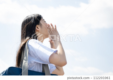 高中女生們歡呼雀躍、高喊祝考生好運的畫面 112201061