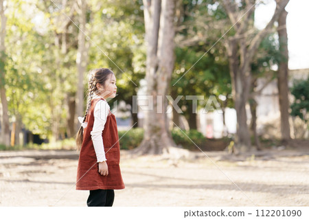 在公園裡玩的女孩 在公園裡玩的女孩 112201090