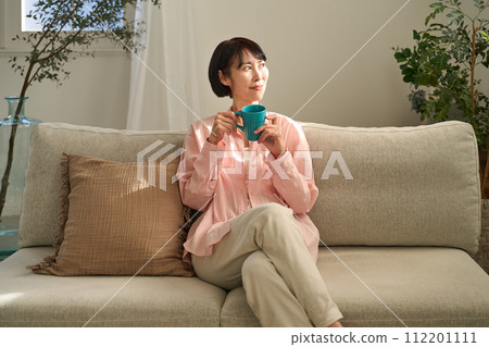 在沙發上的女人喝咖啡 112201111