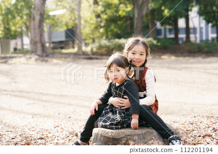 Children playing in the park 112201194
