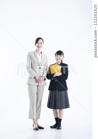 老師和學生，白色背景，看著相機 112201320