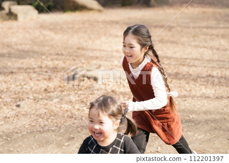 小姊妹在公園跑步 112201397