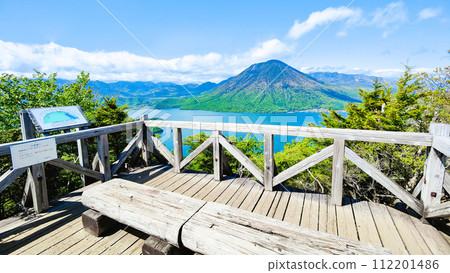 從半月山展望台眺望中禪寺湖和男體山（5月） 112201486