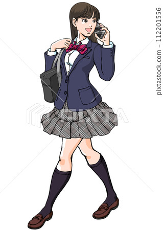 微笑的女高中生一邊用智慧型手機說話，一邊瀟灑地走路_Blazer 112201556