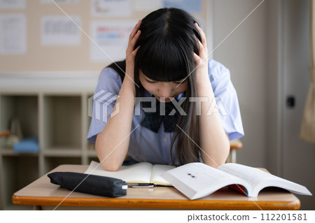 學生擔心考試、成績等的形象。 112201581