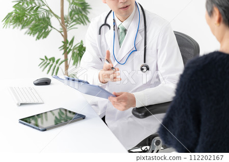 Image of a male doctor examining a patient 112202167