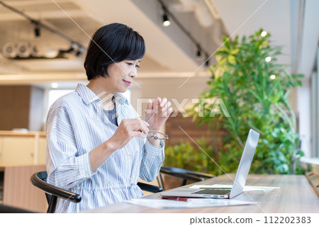 在家工作的中年婦女 在家工作的中年婦女 112202383