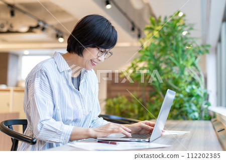 在家工作的中年婦女 在家工作的中年婦女 112202385