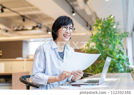 在家工作的中年婦女 112202388