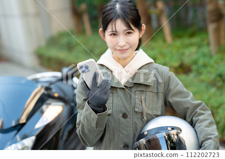 有智慧型手機的騎自行車的人女孩 有智慧型手機的騎自行車的人女孩 112202723