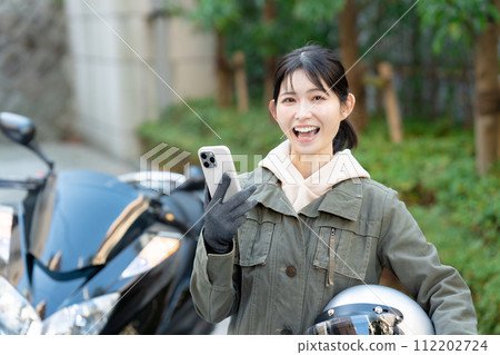 有智慧型手機的騎自行車的人女孩 112202724