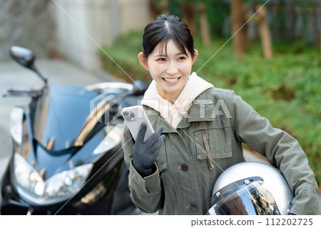 有智慧型手機的騎自行車的人女孩 112202725